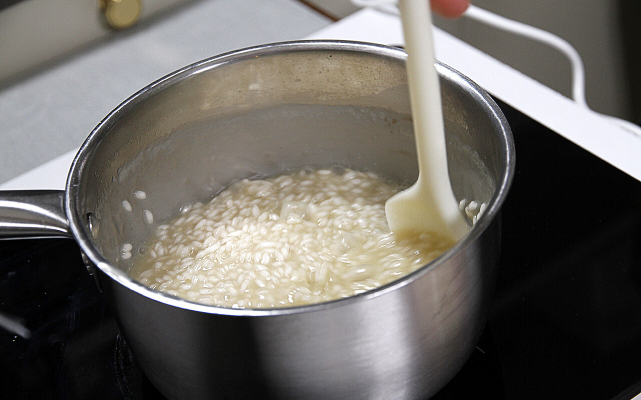 Risotto alla borragine, stracciatella, lamponi e panettone ...